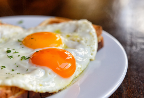 Manger des œufs protège la vue.