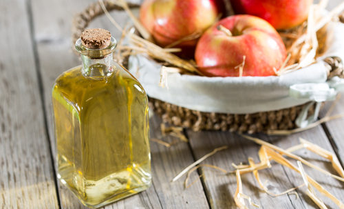 Les traitements à base de vinaigre bénéfiques aux cheveux secs.