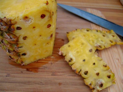 La peau d'ananas fait partie des peaux de fruits que l'on peut manger.