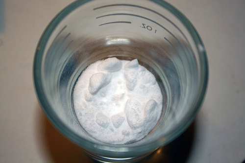 verre contenant du bicarbonate de soude