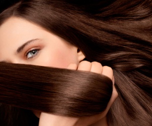 Découvrez comment lisser naturellement vos cheveux