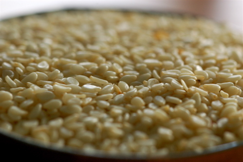 Le sésame fait partie des aliments qui aide à éliminer le tartre.