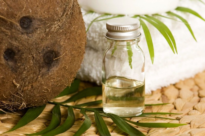 Le masque pour les cheveux la gélatine par le shampooing et leau