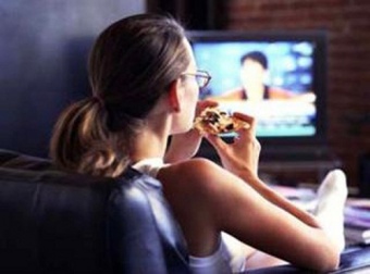 Les dangers de manger devant la télévision