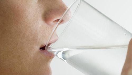 Boire de l'eau pour accélérer le métabolisme.