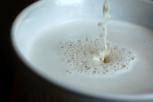 Le petit-lait aide à resserrer les pores 