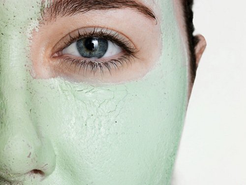 Un masque pour visage aide à resserrer les pores