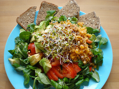 Salade composée faisant partie des régimes pour les enfants