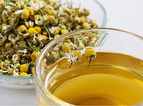 Buvez une infusion de camomille pour mieux dormir.