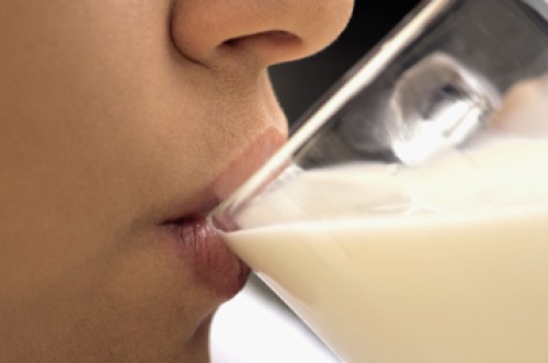 femme buvant du lait - intolérance au lactose 