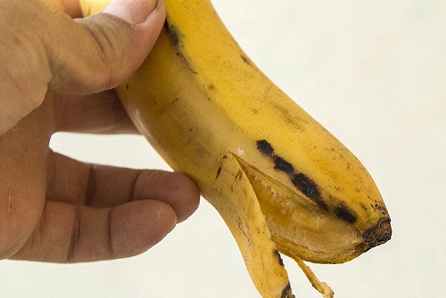 Se blanchir les dents avec de la peau de banane