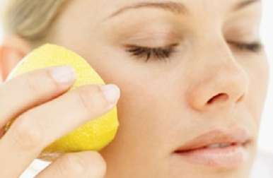 Le jus de citron contre les tâches de la peau.