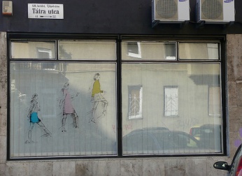 Vitrine avec personnes qui monte un escalier