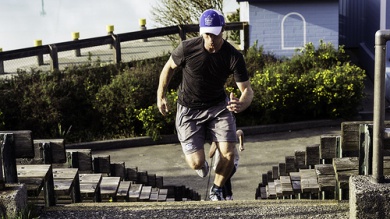 Homme faisant un sprinte dans les escaliers