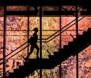 Femme courant dans les escaliers