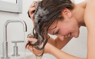 Femme qui se lave les cheveux