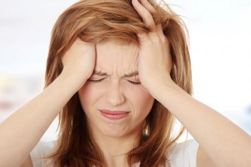 Femme qui a une migraine