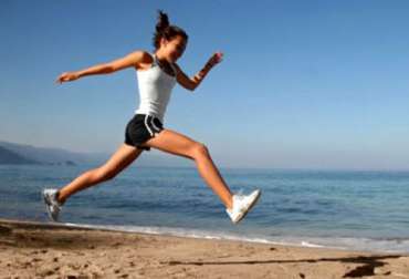 femme-sport-courir-plage-respository-500x340
