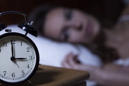 Une femme stressée par le confinement qui n'arrive pas à conserver un bon rythme de sommeil