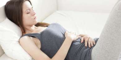 femme ayant des calculs dans la vésicule.