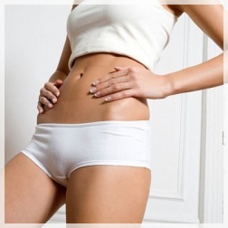 femme avec le ventre plat