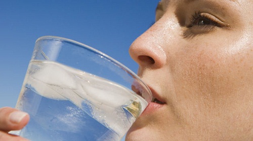 Boire suffisamment d'eau aide à réduire les poches sous les yeux.