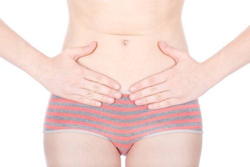 Les douleurs au ventre peuvent être un symptôme du cancer des ovaires.