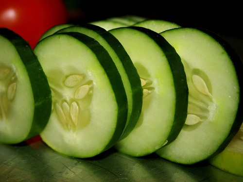 Les rondelles de concombre sont idéales contre les poches sous les yeux.