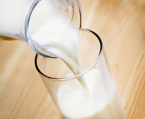 Le lait aide à diminuer les poches sous les yeux.