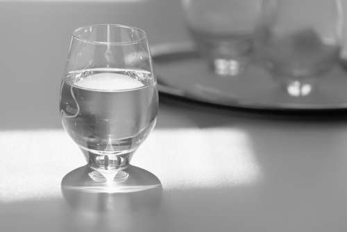 verre d'eau posée sur une table