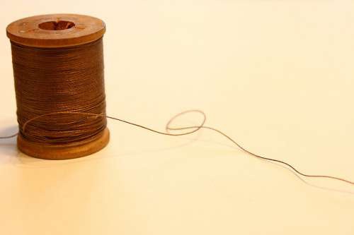 Fil de soie pour éliminer le duvet.