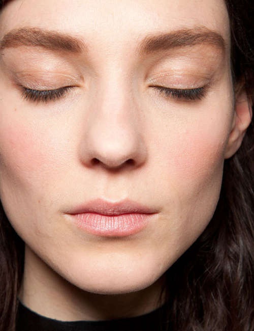 Visage de femme qui ferme les yeux