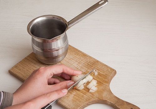 Préparer un soin contre la chute des cheveux.