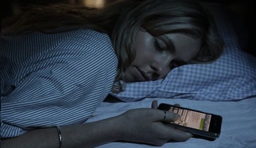 femme qui dort avec son portable 