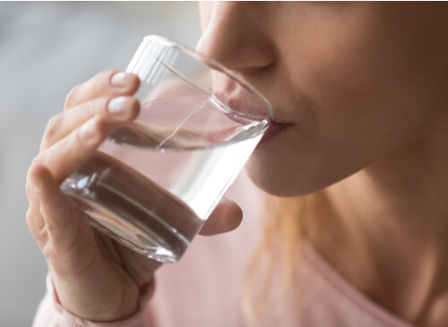 Est-il bon de boire de l'eau pendant les repas ?