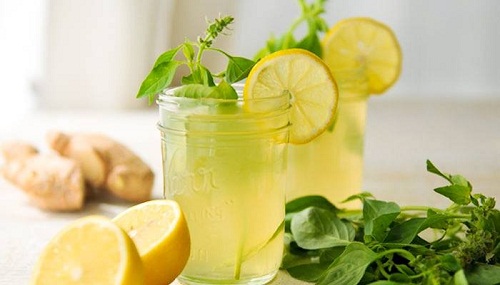 Gingembre, menthe et citron dans un verre 