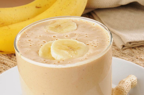 Smoothie avec de la banane et des épinards