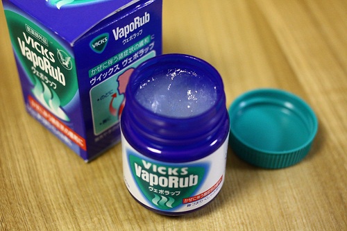 Vicks Vaporub et gousse d'ail pour traiter un ongle incarné