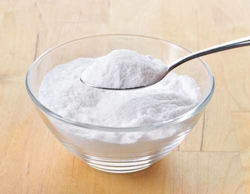 Le bicarbonate de soude aide à éliminer les mauvaises odeurs des chaussures.