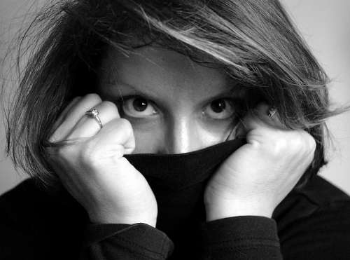 Femme qui cache son menton