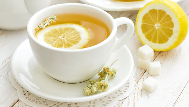 Préparer un thé au zeste de citron.