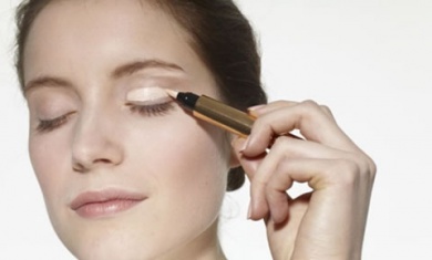 3 astuces de maquillage pour paraître plus jeune