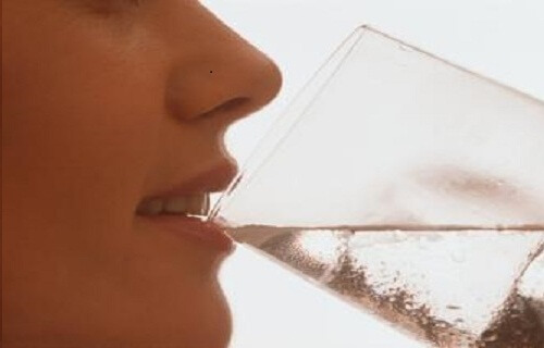 Boire-de-l'eau-froide-après-les-repas