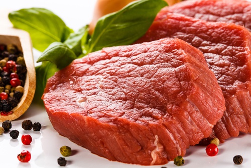 Les viandes rouges font partie des aliments à ne pas consommer le soir.