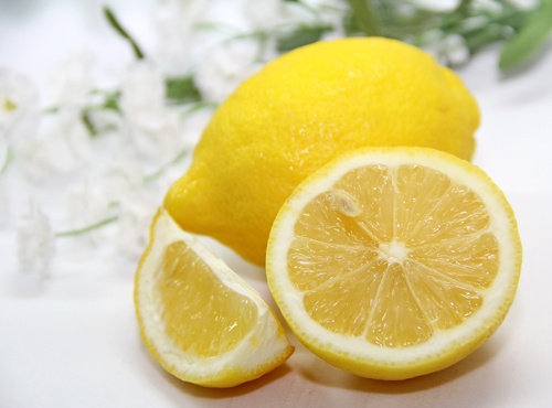 Le citron fait partie des détachants naturels très efficaces.