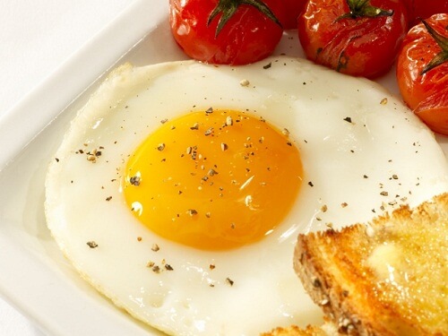 Manger des œufs au plat.