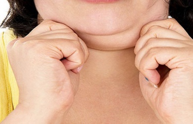 3 façons de réduire le double menton et de tonifier le cou