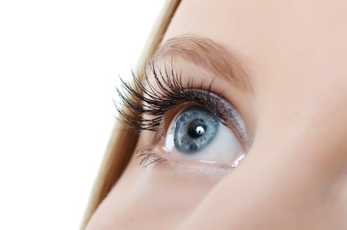 L'alopécie des sourcils et des cils peut être due au stress.