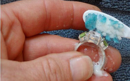 Laver vos bijoux avec du dentifrice.