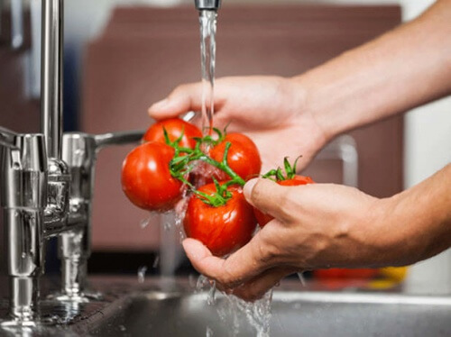 Comment bien nettoyer vos fruits et légumes pour retirer tous les pesticides et bactéries